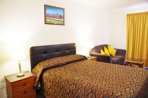 Comfortable Queen Room at Stannum Lodge Motor Inn